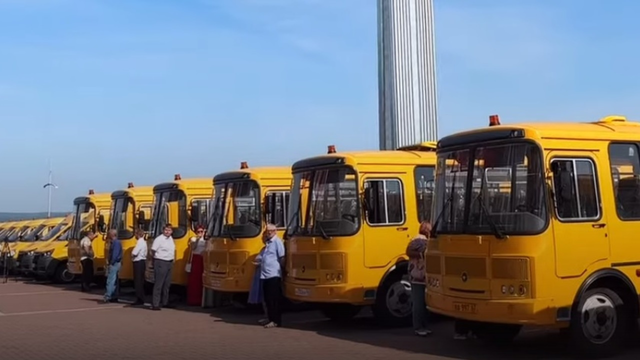 Процедуру передачи автобусов провел губернатор ...