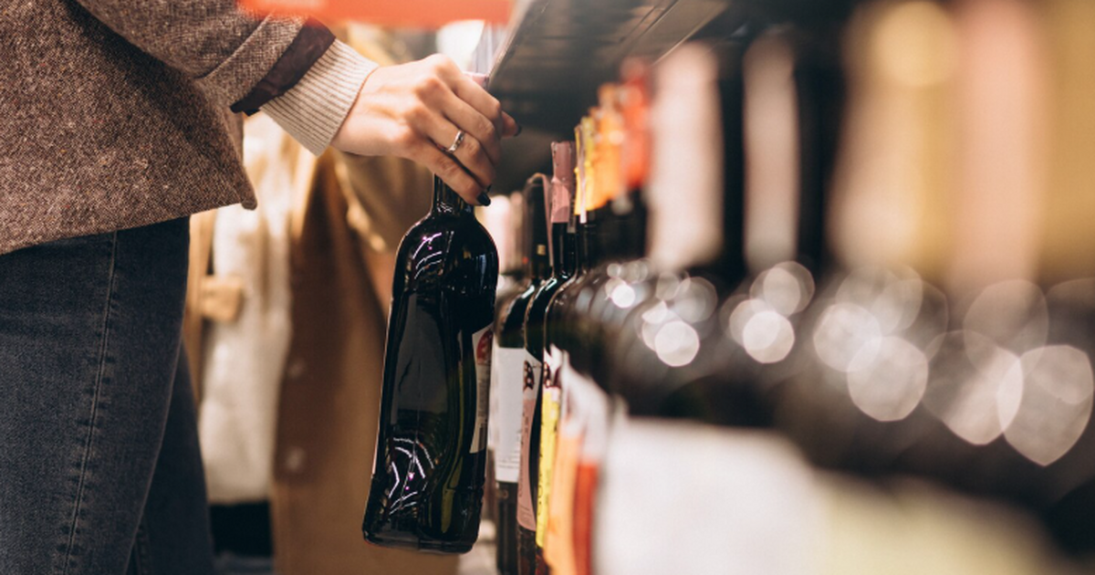 Розничные продажи алкоголя в России обновили минимум с 2018 года Розничные продажи алкоголя в России за январь–о...