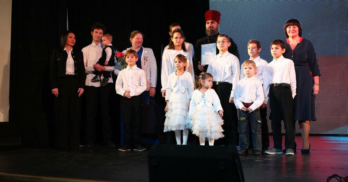 В Самаре поздравили многодетных мам и жен участников СВО с Днем Матери Во всех районах города прошли торжественные мер...