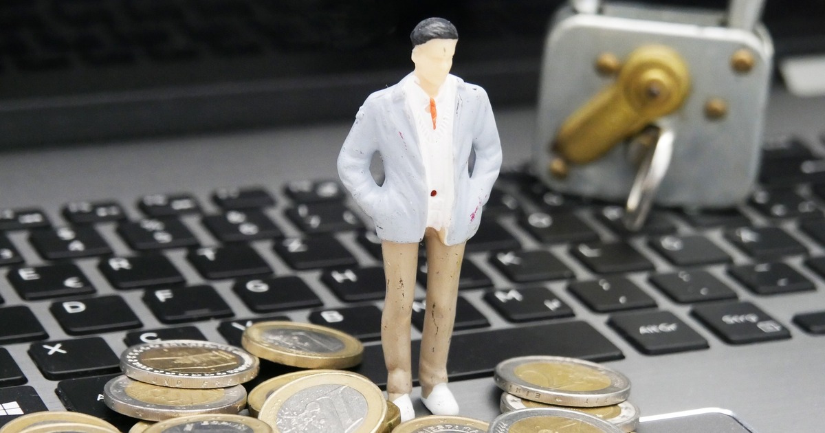 В выдаче заведомо невозвратных кредитов обвиняю...