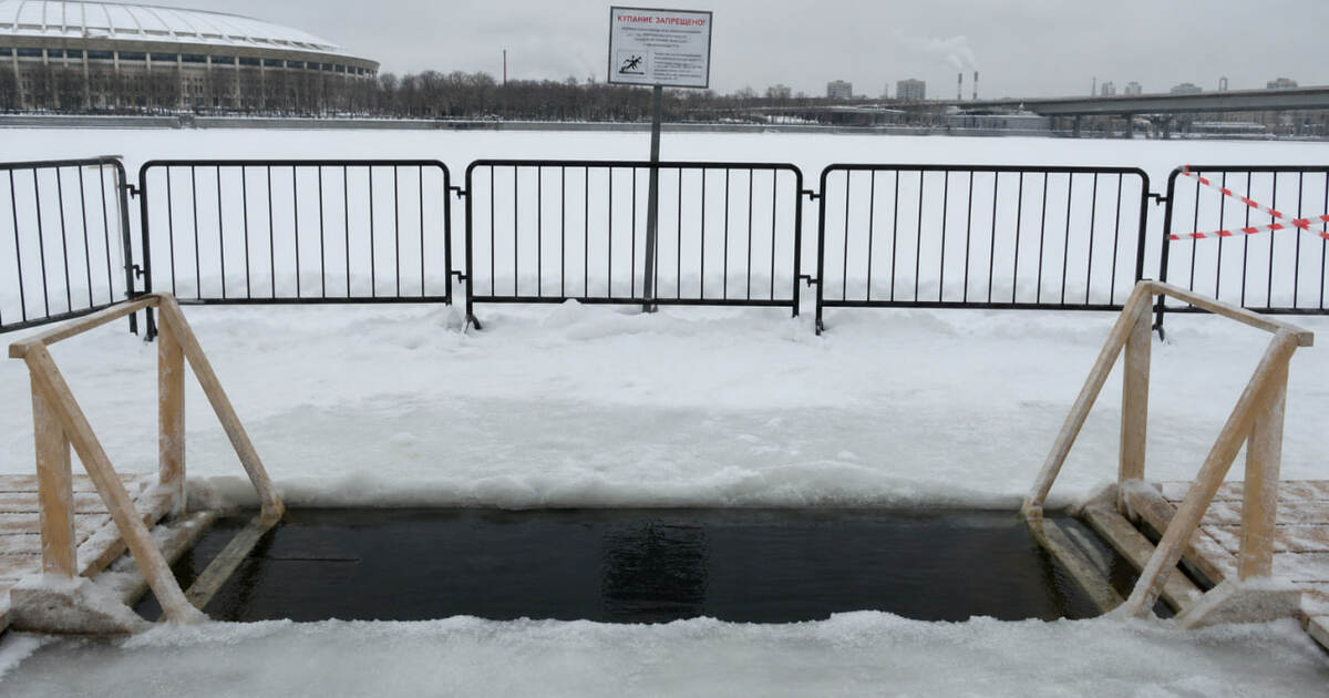 Итальянский турист окунулся в русскую прорубь в...