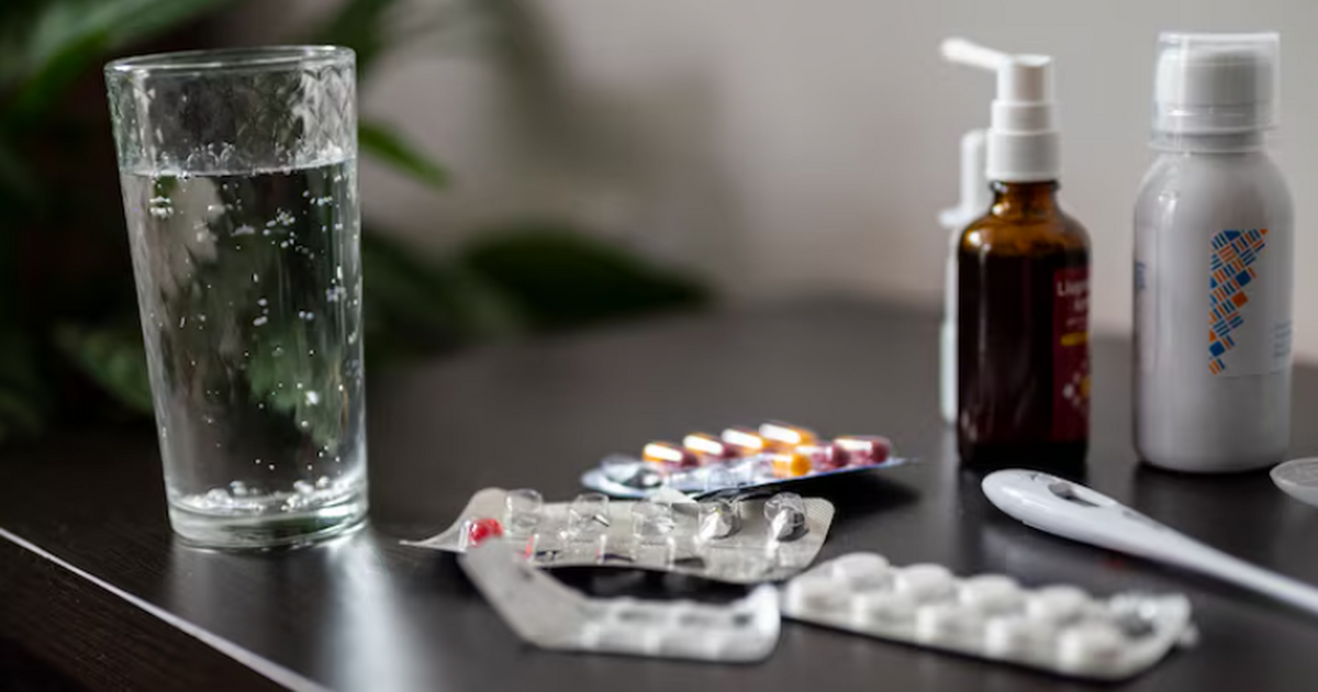 Врач Тутельян запретил самолечение антибиотиками: риск устойчивости растёт Врач напомнил россиянам о строгих правилах приё...