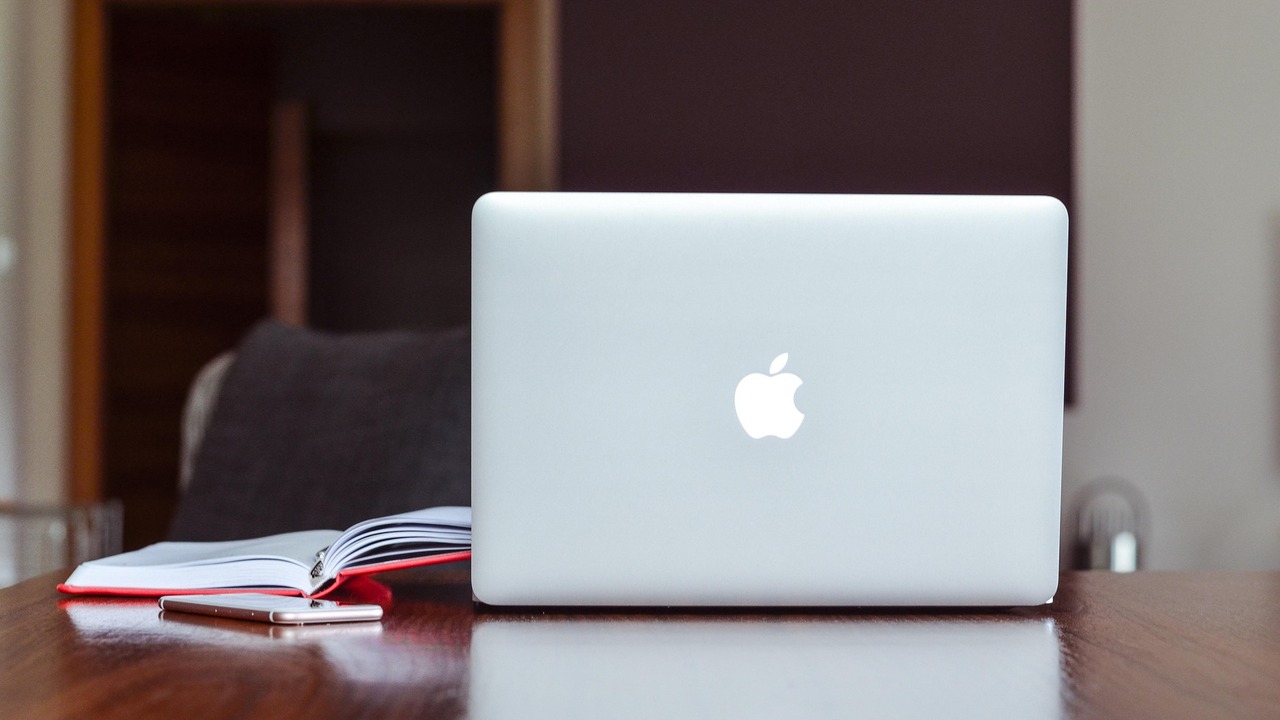Самарский ЕИРЦ купил MacBook Air за 149,6 тысячи рублей Таким образом самарские чиновники стали единств...