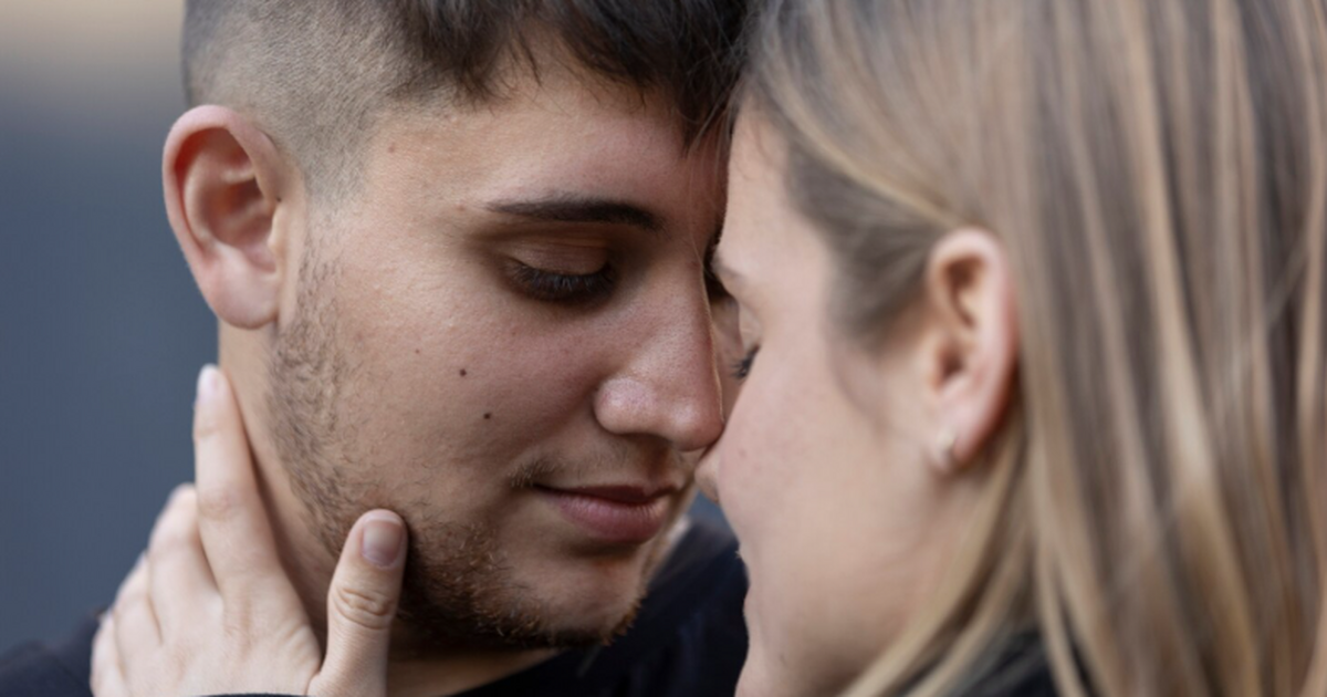 Исследование: окситоцин и нежность в паре ускоряют заживление ран Сочетание назального спрея с окситоцином и пози...