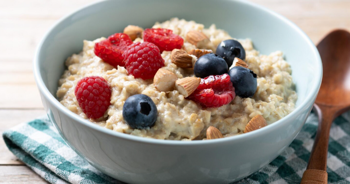 Диетологи назвали завтрак, который может стать ключом к долголетию Диетологи рассказали, что овсянка на завтрак по...