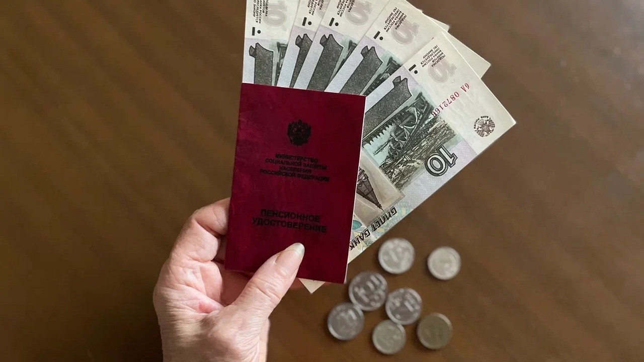 С 20 июля к пенсии прибавят по 2710 рублей. Касается абсолютно всех: и работающих и неработающих В июле 2025 года российские пенсионеры получат ...