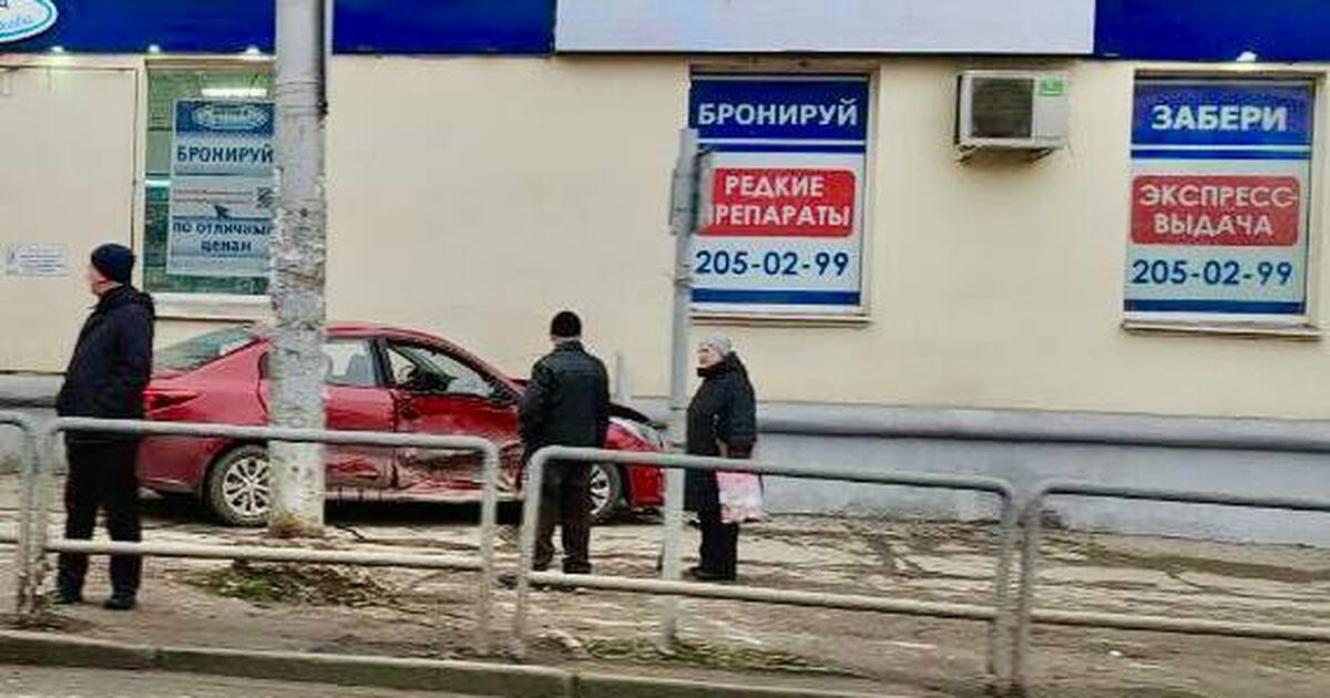 В Самаре 7 декабря Kia Rio после ДТП вылетела на тротуар и сбила девушку Пострадавшую девушку госпитализировали с места ДТП