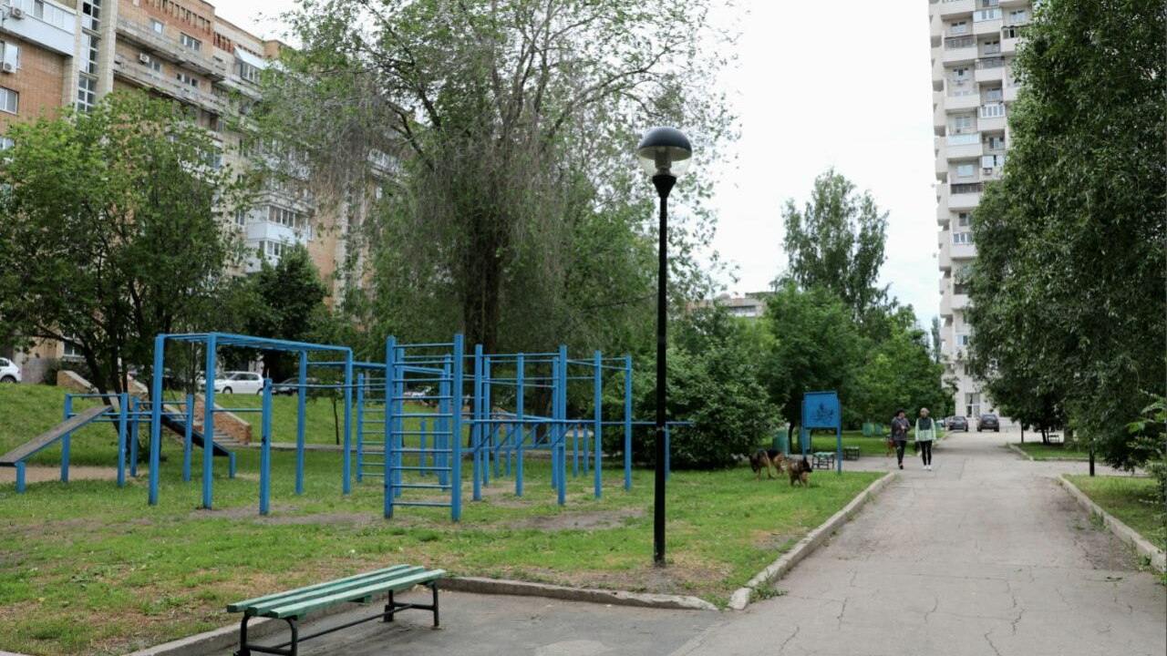В Самаре сквер у дома-"кукурузы" на Осипенко, 23 будет благоустроен в 2026 году Такое заявление сделал мэр Иван Носков, посещая...