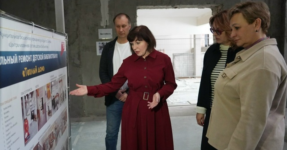 Она проинспектировала ход ремонта детской библи...