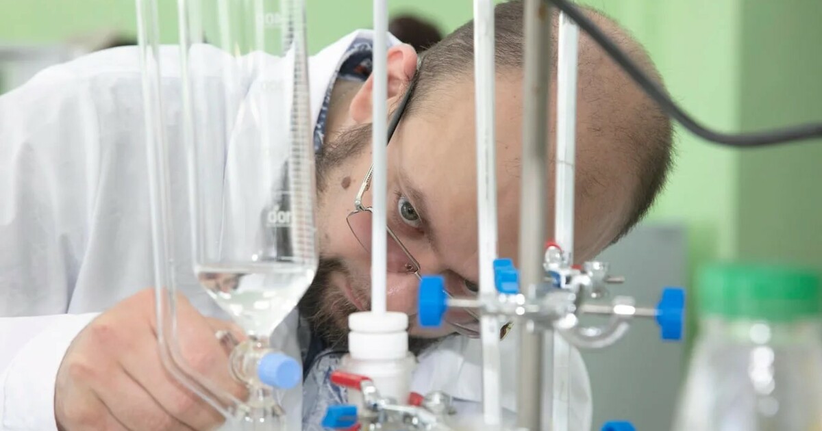 Циклогексанон используется как сырьё для произв...