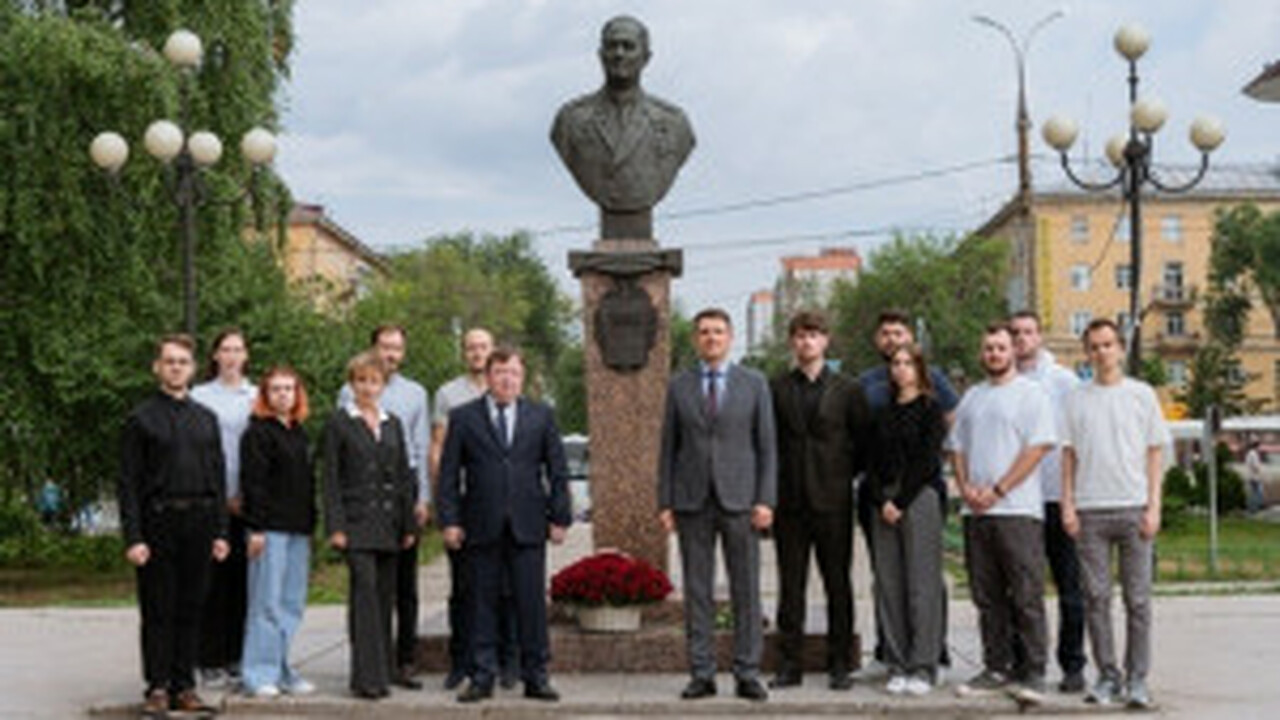 В Самаре отметили 114 лет со дня рождения Генерального конструктора Кузнецова Работники ОДК-Кузнецов возложили цветы к бюсту ...