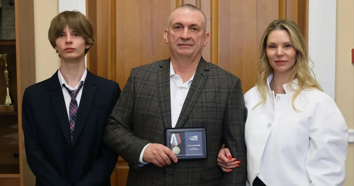 В настоящее время этой медалью отмечены десять ...