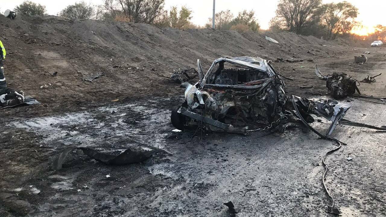 Автомобиль Infiniti наехал на бетонные блоки
