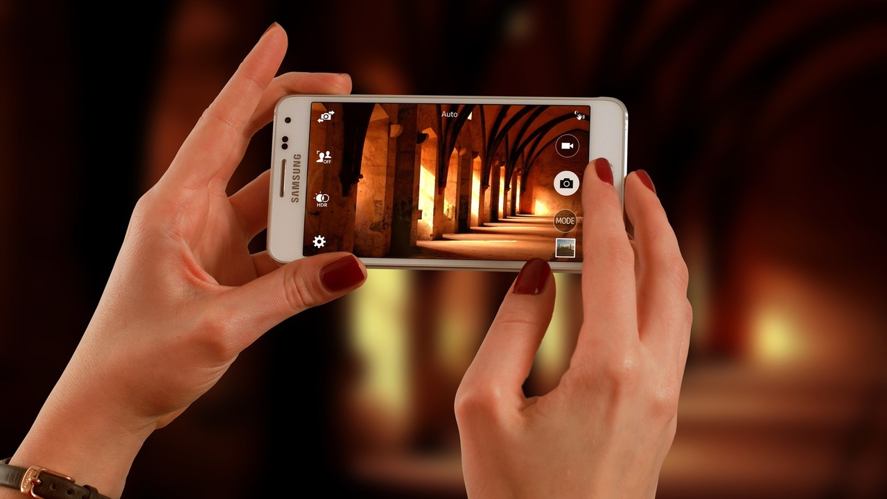 Samsung намерен встроить в Galaxy S26 Ultra технологию Privacy Display Функция позволит ограничивать просмотр экрана п...