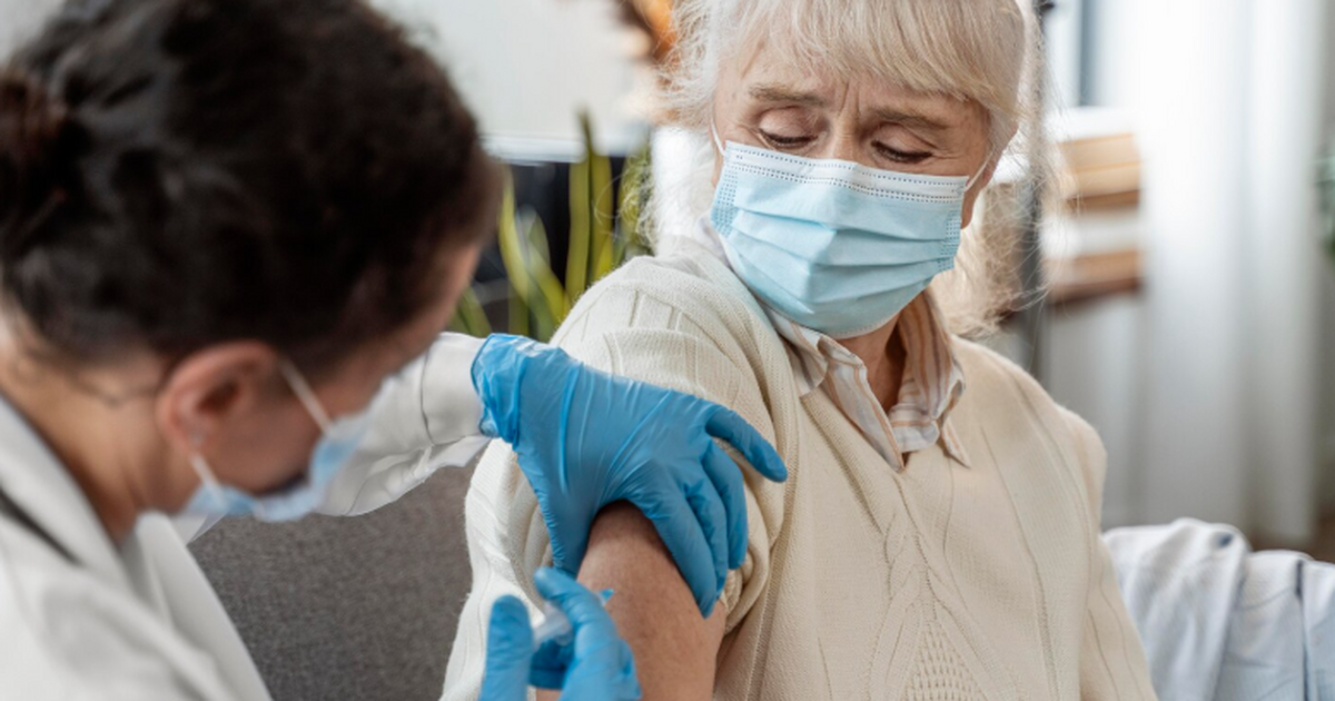 Daily Mail: Вакцинация от гриппа может стать защитой от деменции Daily Mail сообщает: анализ 200 тыс. пожилых по...