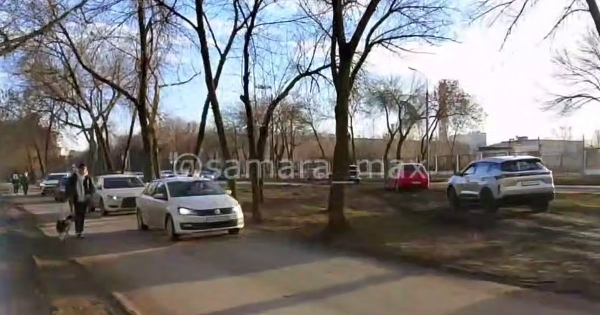 Водители в Самаре объезжают перекрытую улицу Советской Армии по тротуарам Очевидцы сняли множество видеороликов и размест...