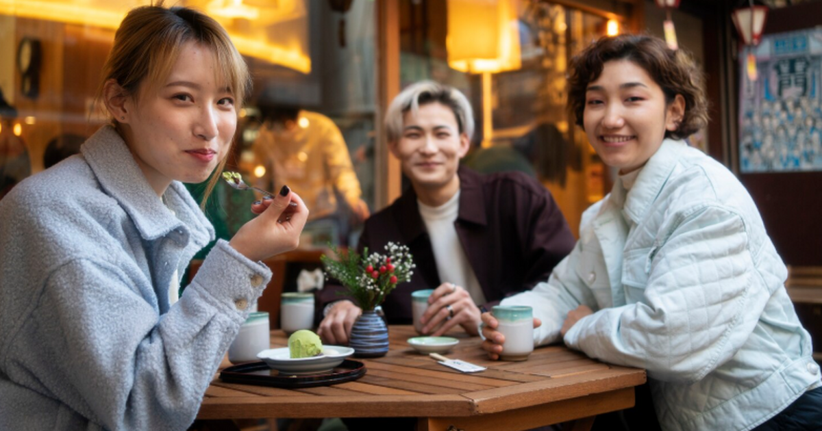 Туристы из Китая в Москве пробуют борщ, икру, п...