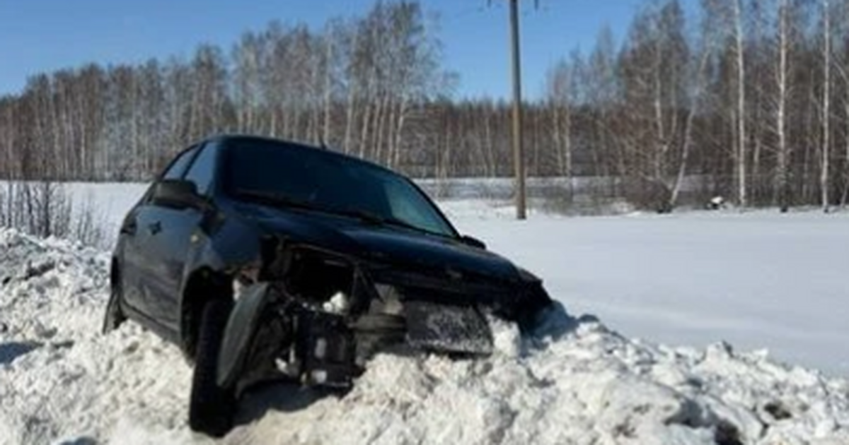 Автомобиль врезался в снежный вал на трассе "До...