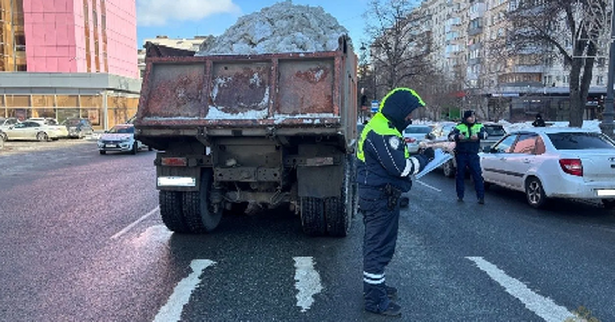 Сотрудники Госавтоинспекции проверяют обстоятел...