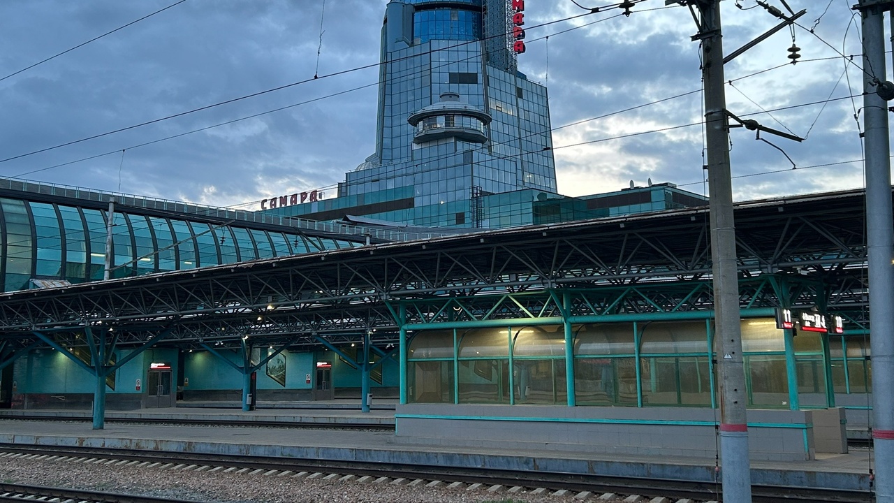 Пассажиры поезда, следовавшего из Адлера, столк...