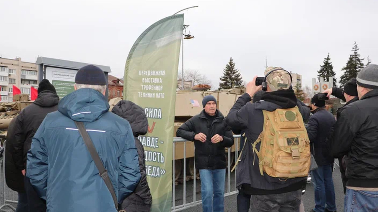 На первой в России передвижной выставке трофейн...