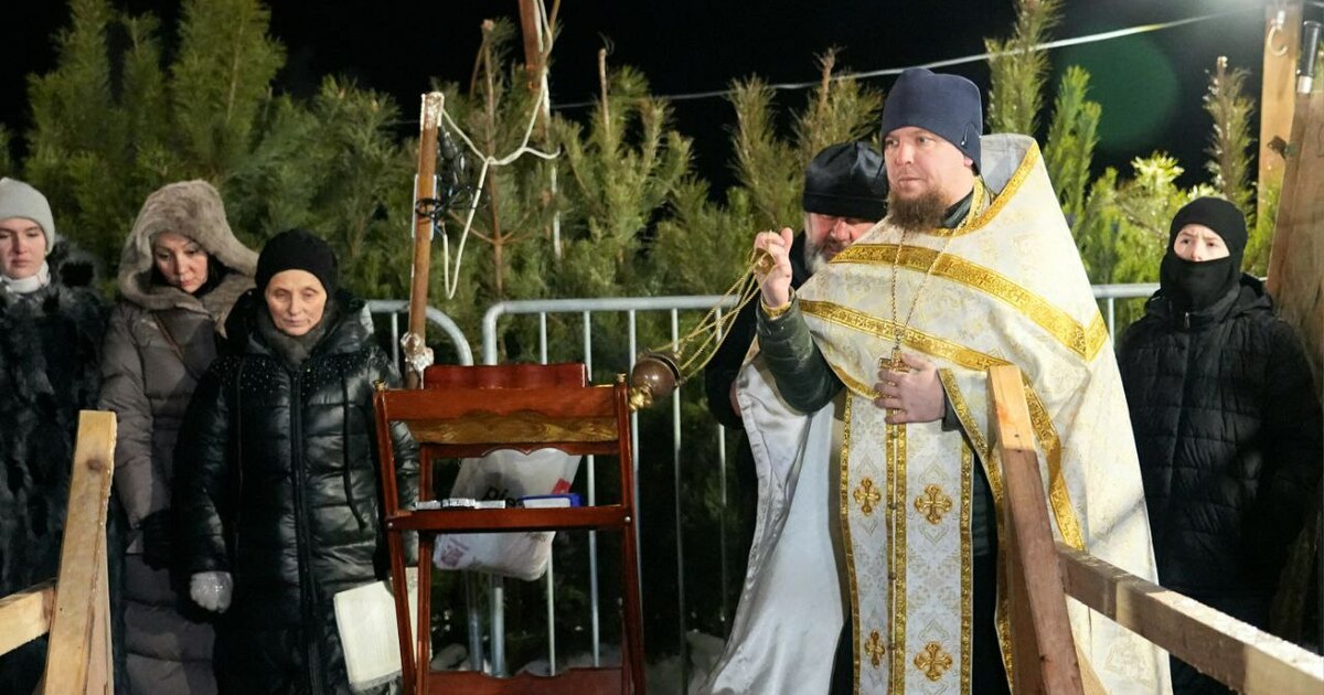 Он принял участие в традиционном купании в проруби