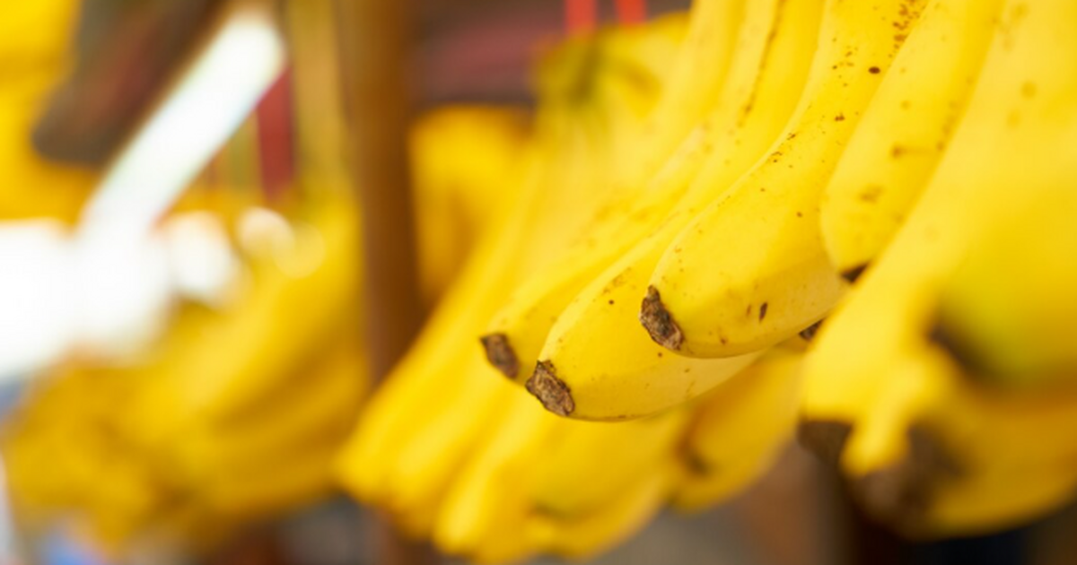 Секретные пакетики из ящиков с бананами: вот зачем их собирают продавцы "Пятёрочки" и "Магнита" В супермаркетах идёт тихая революция свежести. ...
