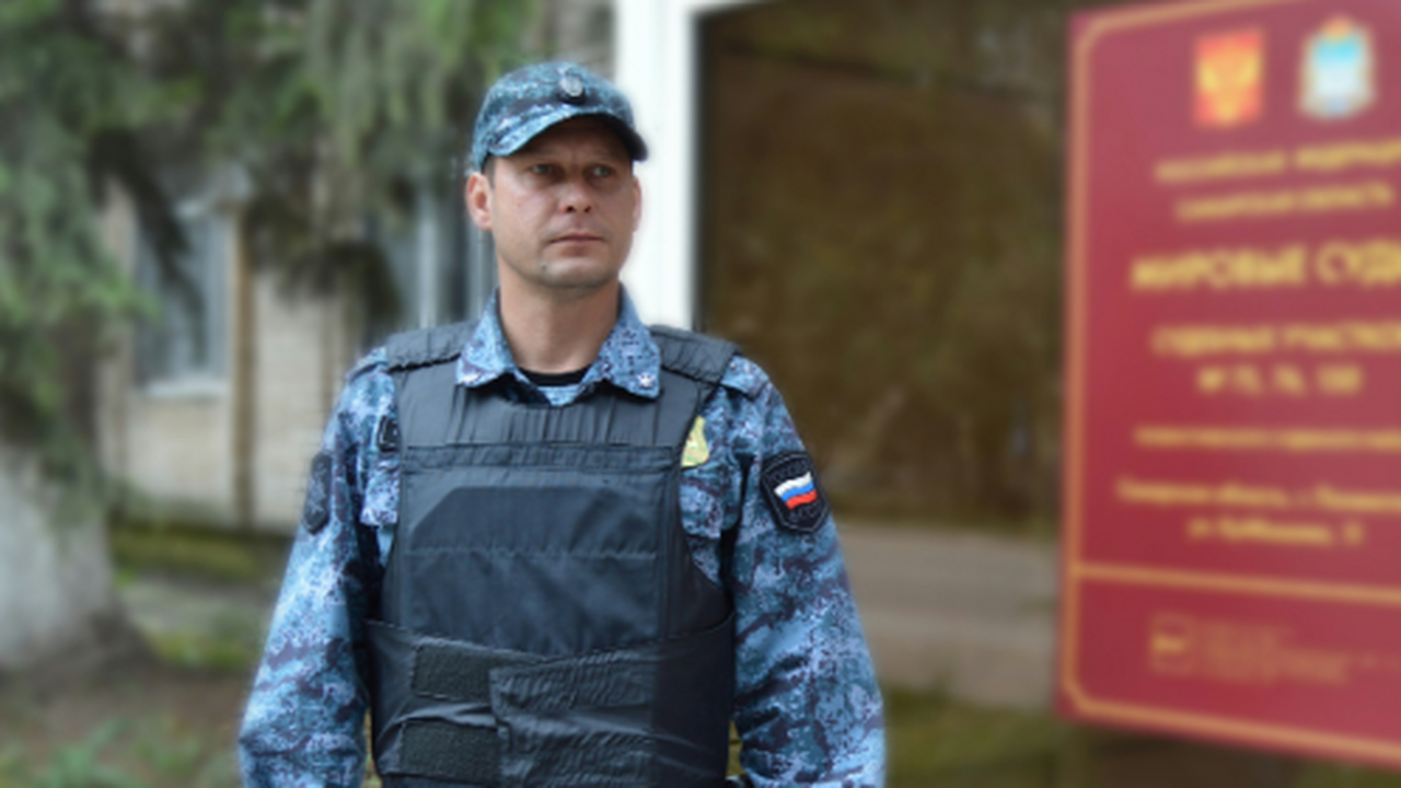 Родственник мигранта пытался передать тому чемодан