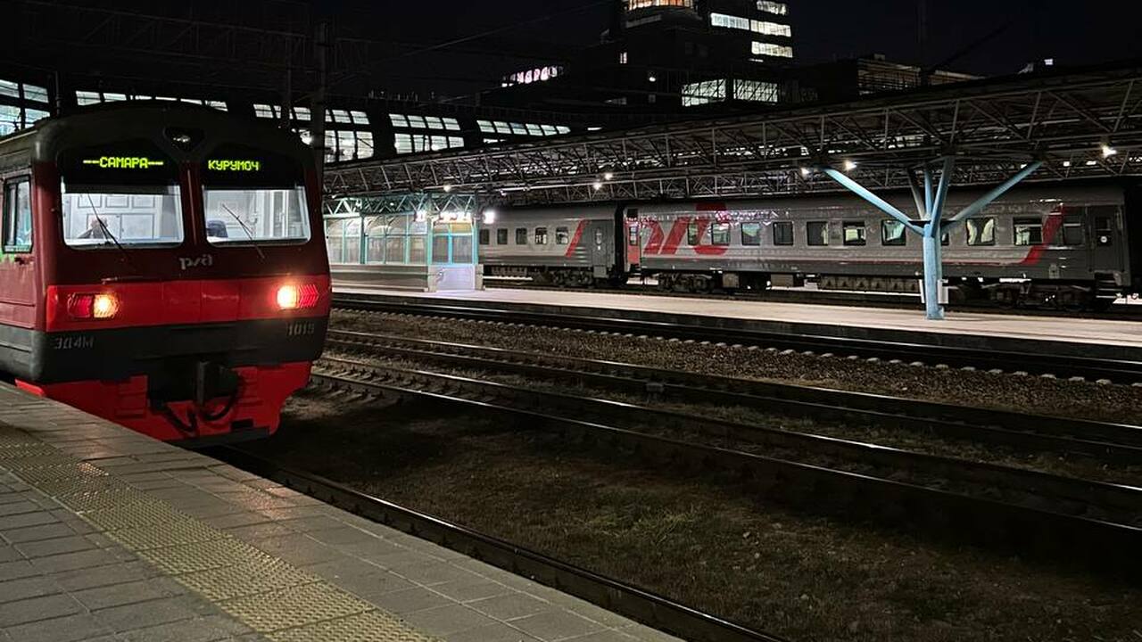 Железнодорожник спас пассажирку на вокзале Самары, упавшую под поезд На железнодорожном вокзале Самары 25‑летняя пас...