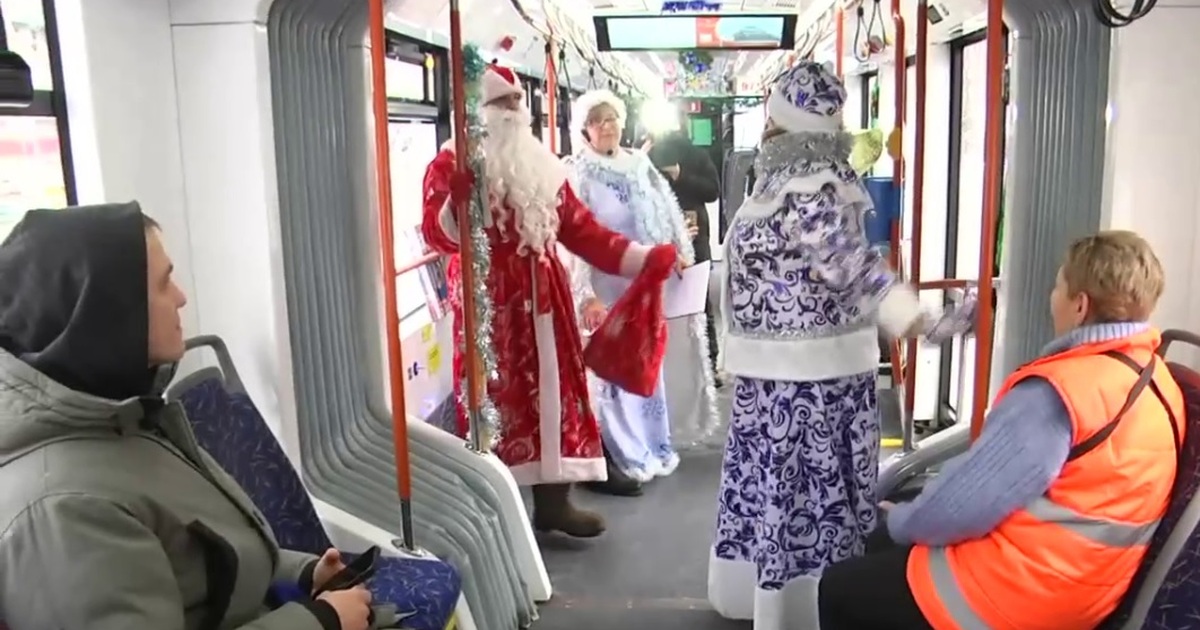 В одном из трамваев пассажиров встречают нового...