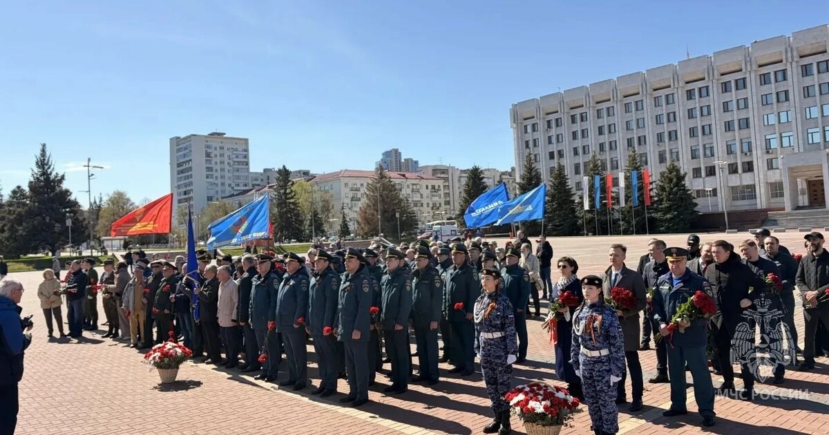 На площади Славы состоялась церемония возложени...