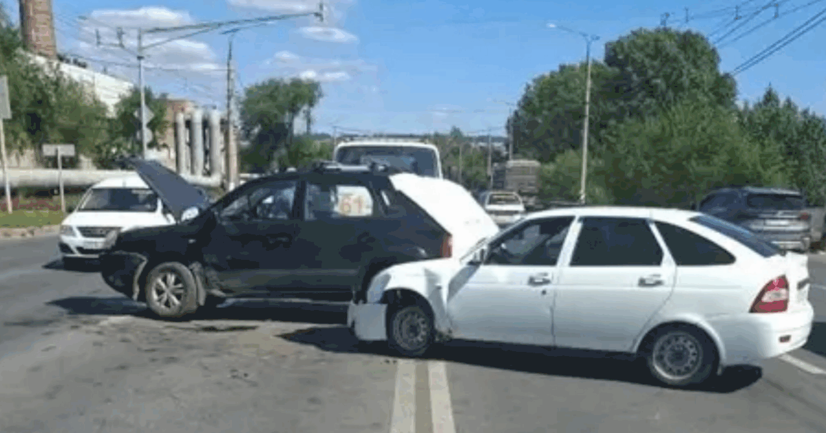 В Самарской области 11 августа произошло столкновение Hyundai и Lada Priora В Тольятти 11 августа произошло ДТП с Hyundai и...