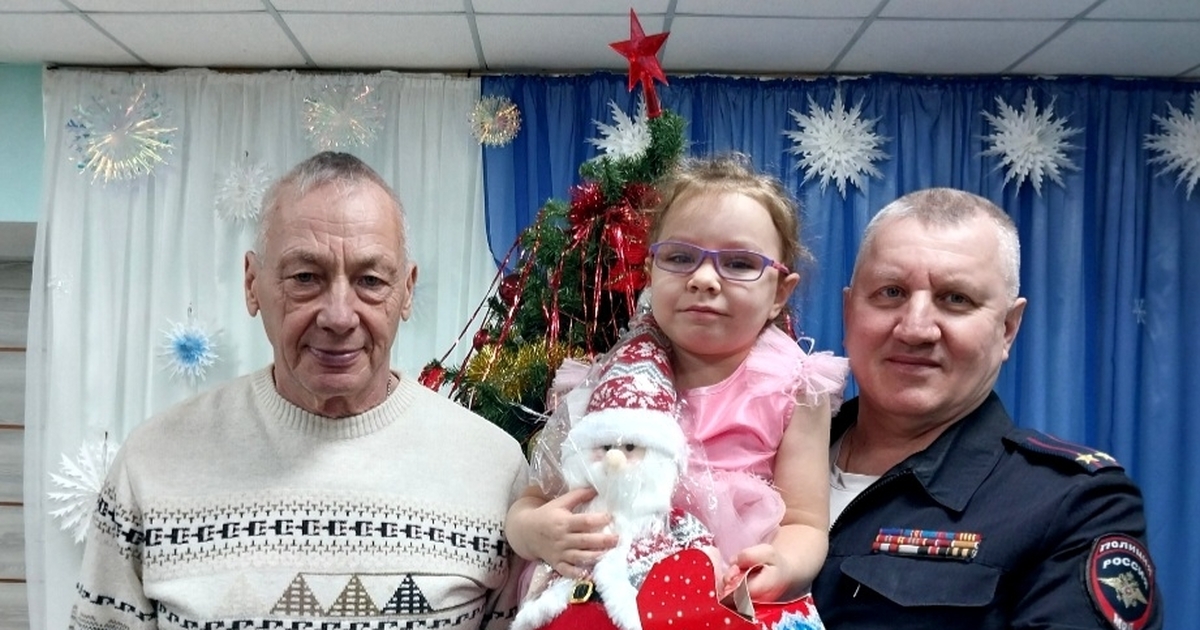 Подарки вручил начальник районного ОВД Владимир...