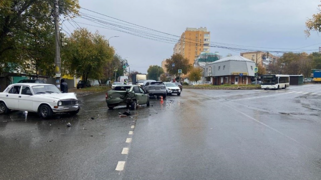 В Самаре произошла массовая авария на Промышленности с участием 4 авто В четверг, 16 октября 2025 года, в 11:55 по мес...