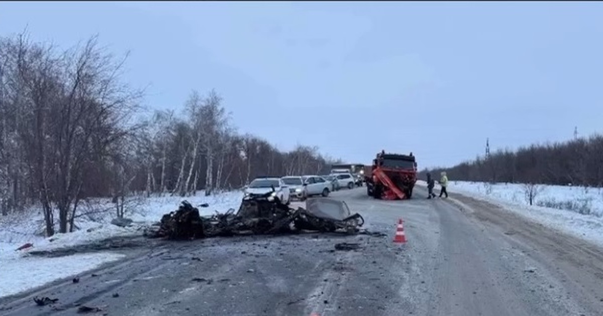 Lada на трассе столкнулась с КАМАЗом