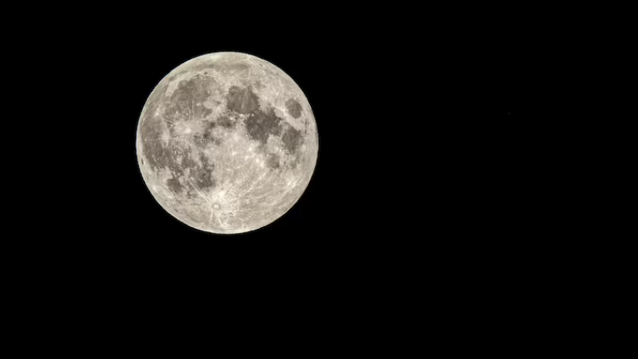 7 октября Луна подойдёт к Земле на минимальное ...