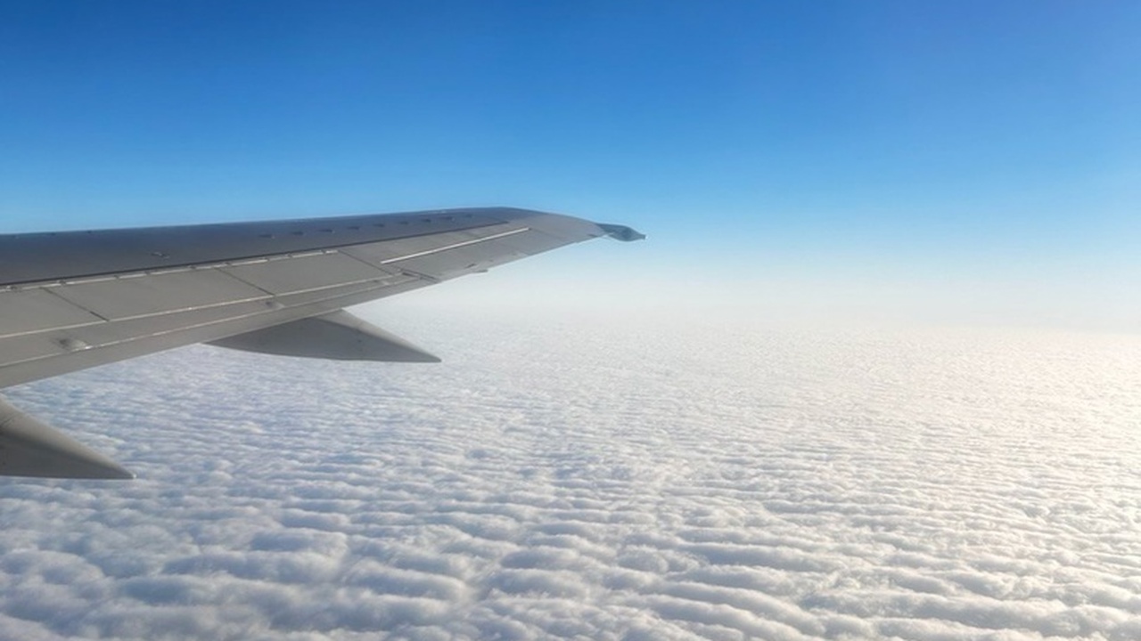 28 мая самолет Azur Air Москва - Анталья совершил вынужденную посадку в Самаре У лайнера в полете отказала система кондиционир...