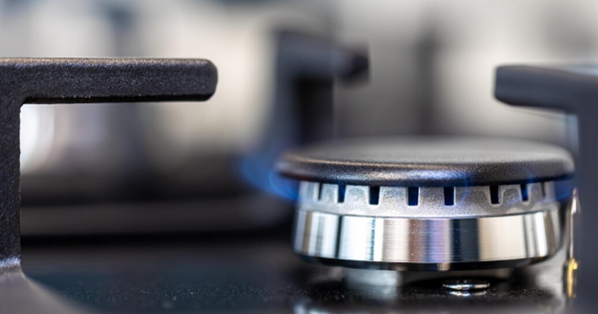 После 15 минут решетка газовой плиты как только с магазина: без химии удалите вековой нагар Чистая решётка плиты за ночь: сода и уксус твор...