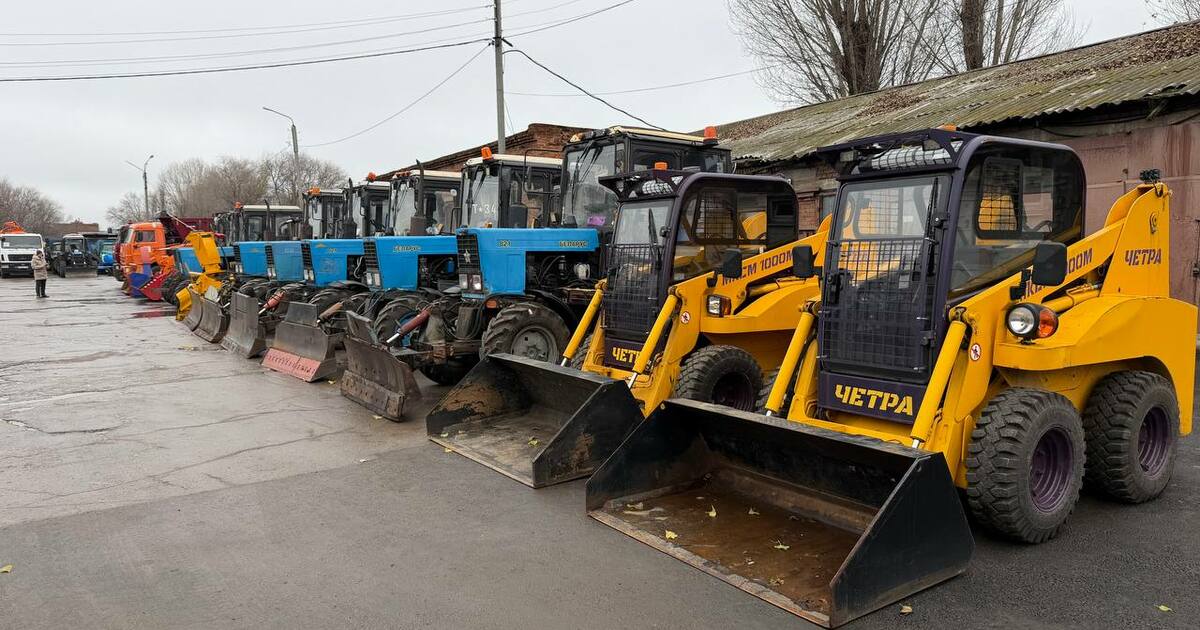 В Тольятти к зимней уборке внутриквартальных территорий готовы 90 машин Глава города Илья Сухих проверил готовность гор...