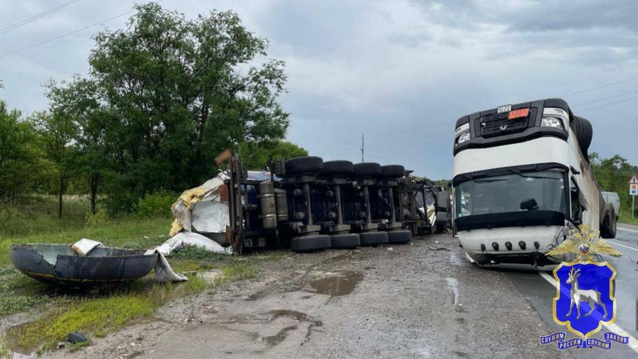 23 июня в Самарской области на трассе перевернулся бензовоз Renault ULTRA Произошел разлив нефтепродуктов, пострадавших нет