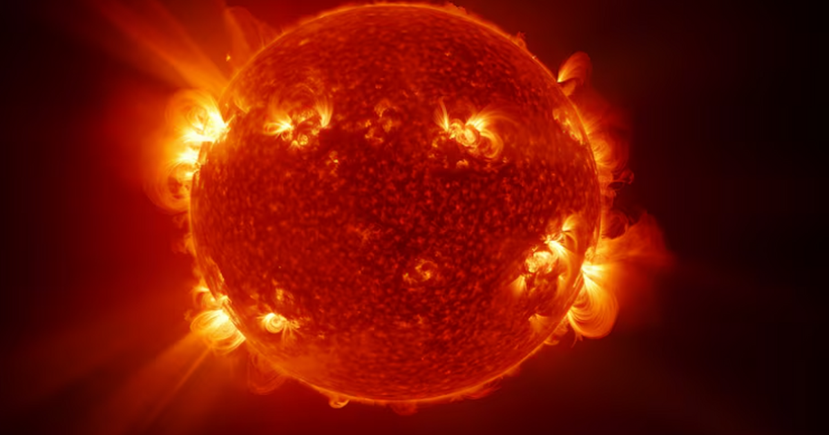 Земле грозит мощная магнитная буря: ученые ищут ответ на последствия вспышки Ученые предупреждают о вероятности сильной магн...