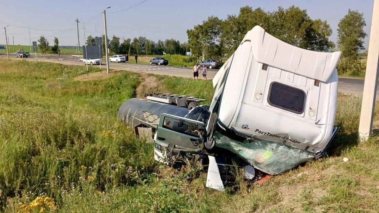 12 июля рано утром в Самарской области столкнулись 2 фуры, водитель одной погиб Страшное ДТП произошло в Камышлинском районе