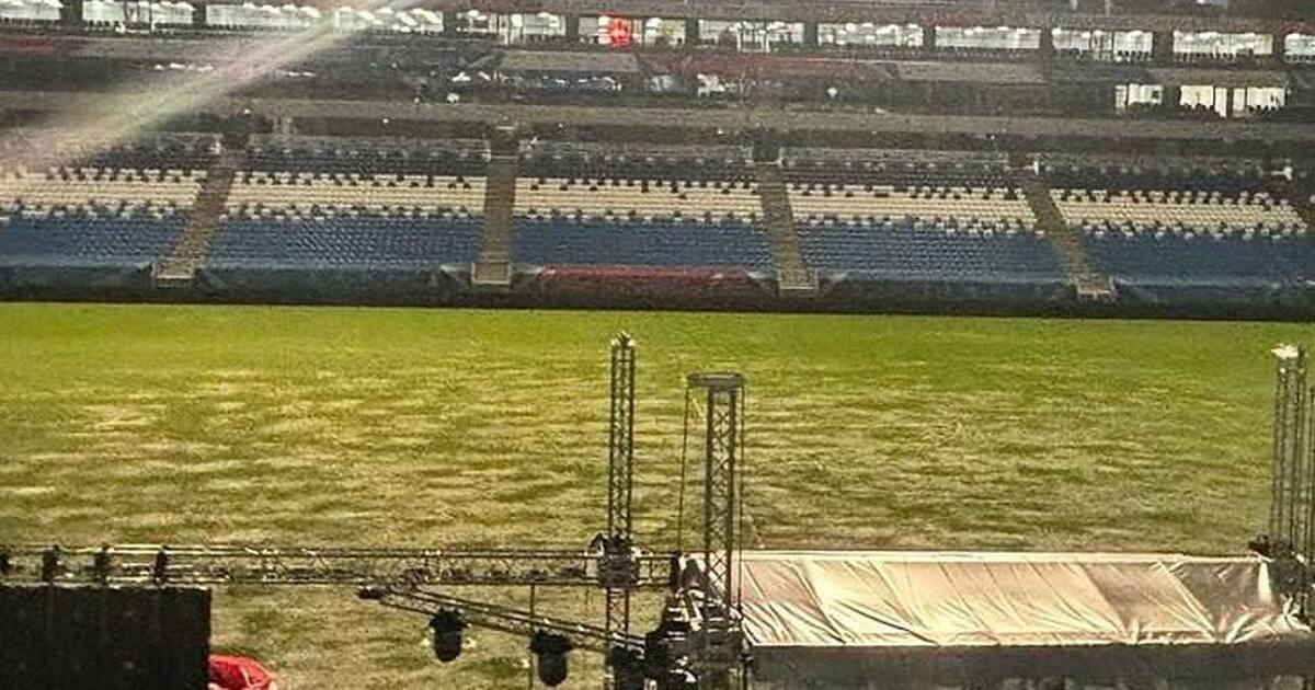 На "Самара Арене" присыпали травой проплешины перед матчем с "Зенитом" Таким образом решили ликвидировать дефекты поля