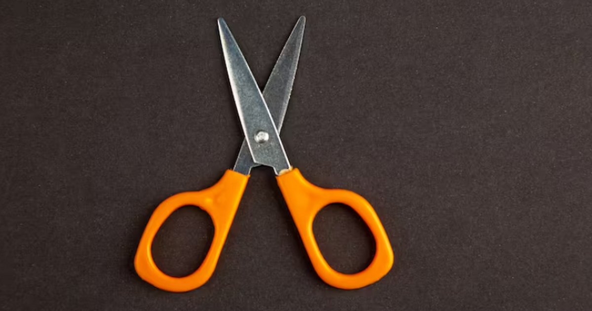 Школьница ранила учительницу ножницами после обычного замечания на уроке Восьмиклассница ранила учительницу маникюрными ...