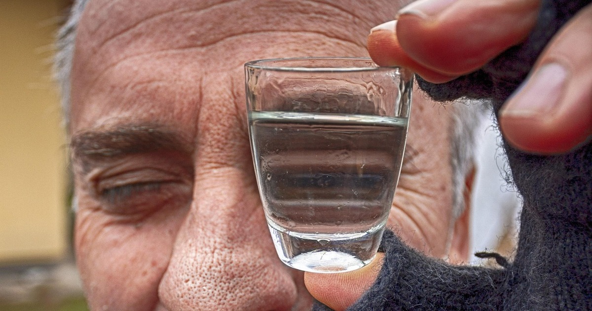 Врач предупредил об опасности самогона из-за содержания метанола Изготовление самогона в домашних условиях может...