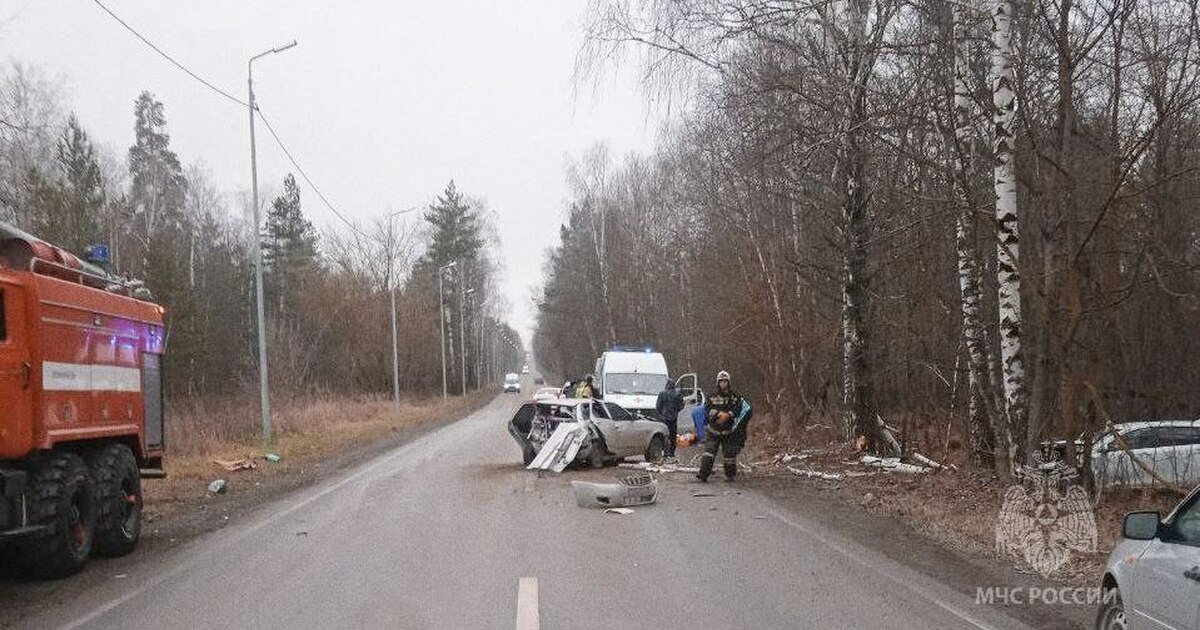 Произошло столкновение трех легковых автомобиле...
