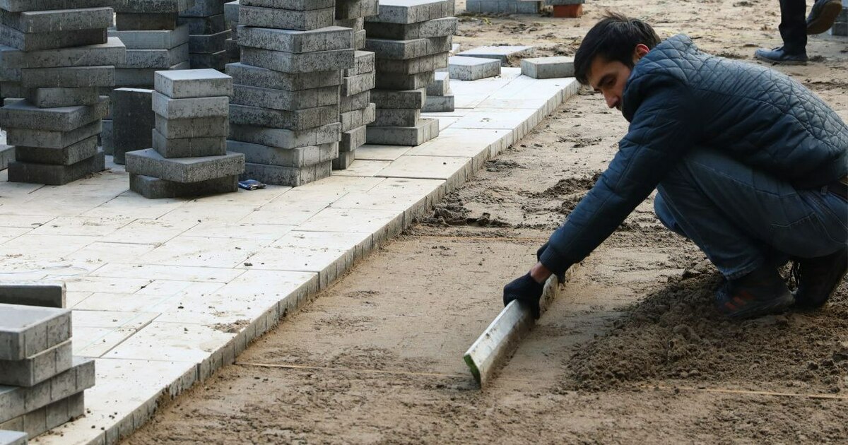 В Самаре в сквере Чудайкина укладывают плитку и монтируют освещение В Самаре продолжается благоустройство сквера, н...