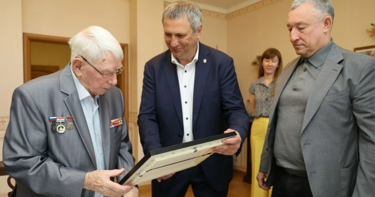 С юбилеем ветерана поздравил глава города Иван ...