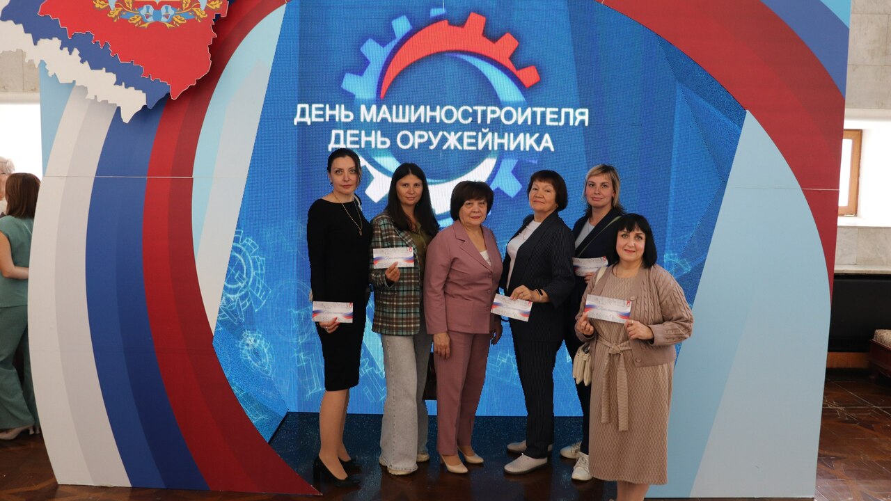 Работники этих отраслей принимали поздравления ...