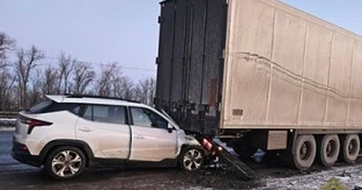 Женщина за рулем "Москвича" въехала в припарков...